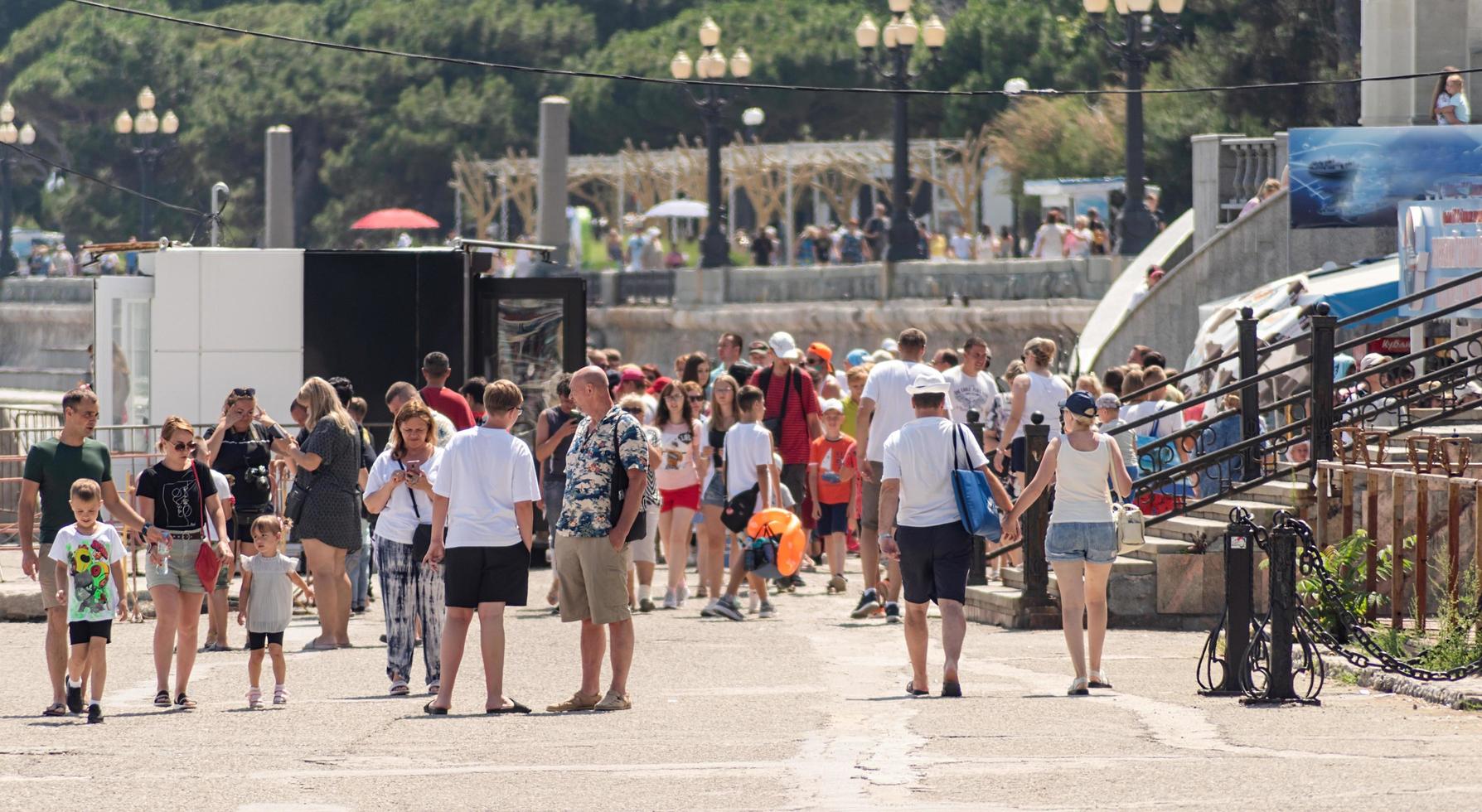 yalta 2021- temporada turística com grande número de pessoas no aterro em yalta foto