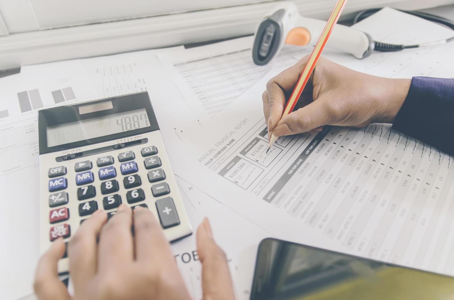 conceito de negócio financeiro e contábil com folha de papel. foto