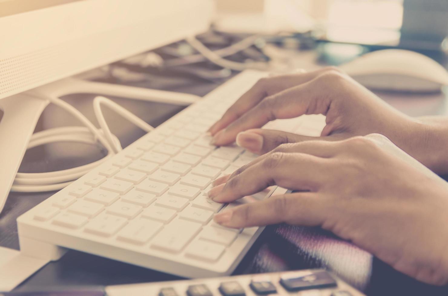 conceito de negócio financeiro e contábil com teclado de digitação. foto