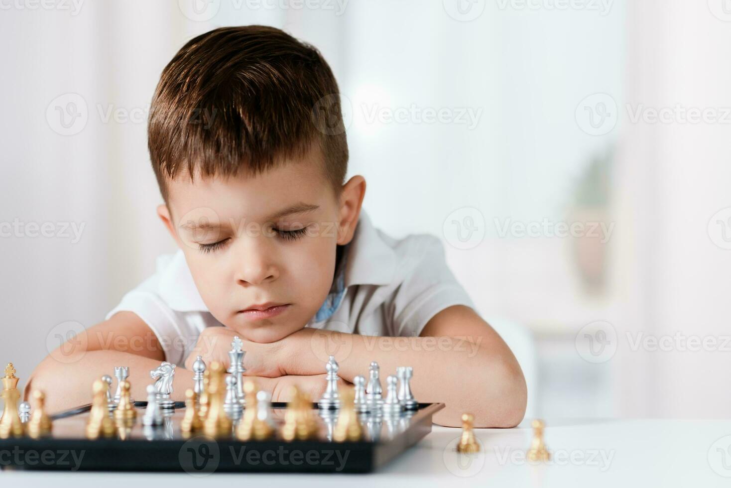 fofa Garoto jogando xadrez e caiu adormecido às a mesa às casa foto