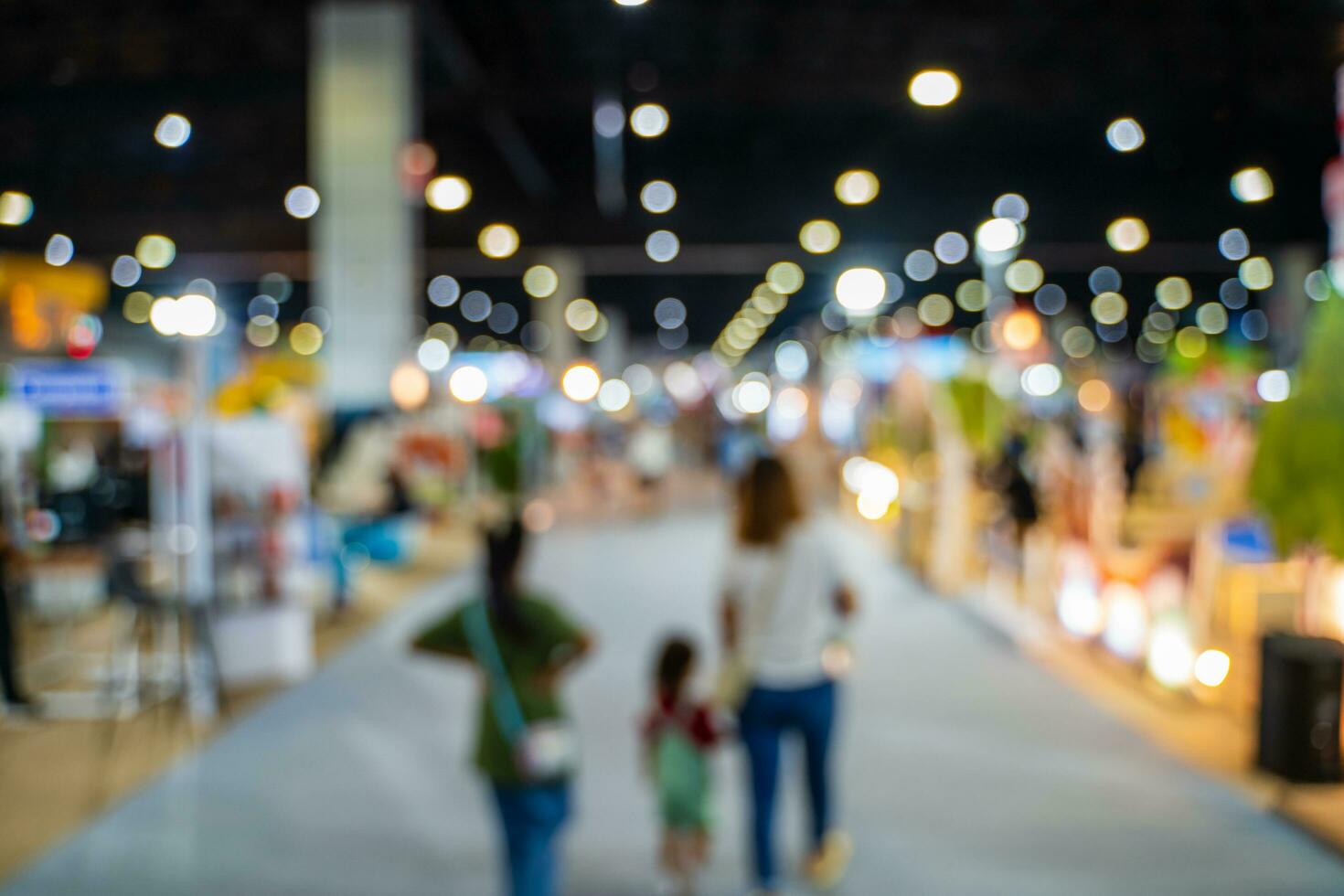 borrado imagens do comércio feiras dentro a grande corredor. imagem do pessoas caminhando em uma comércio justo exibição ou expo Onde o negócio pessoas mostrar inovação atividade e presente produtos dentro uma grande corredor. foto