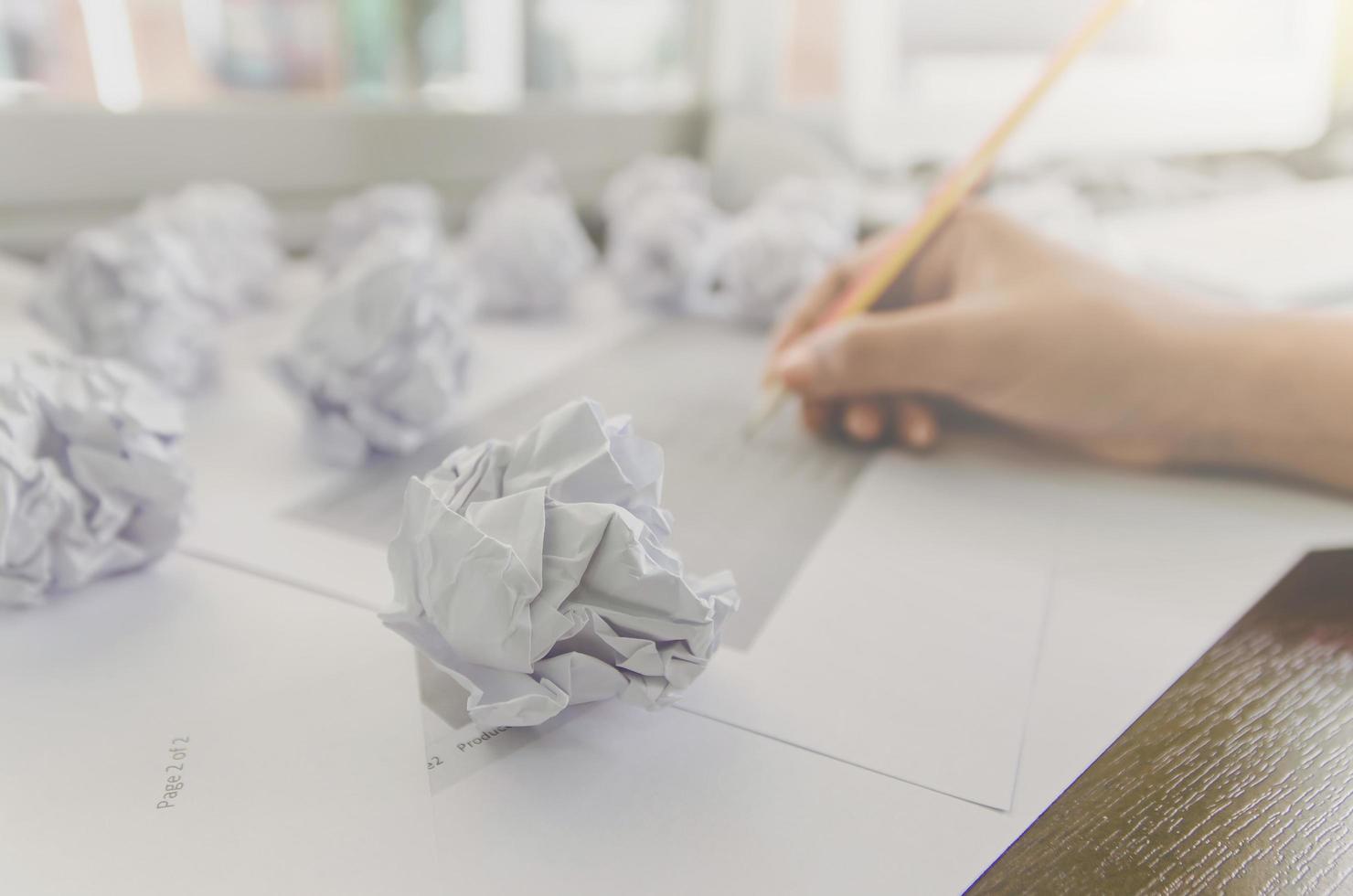 nenhuma ideia e conceito de falha, mão humana segurando papel amassado e lixo. foto