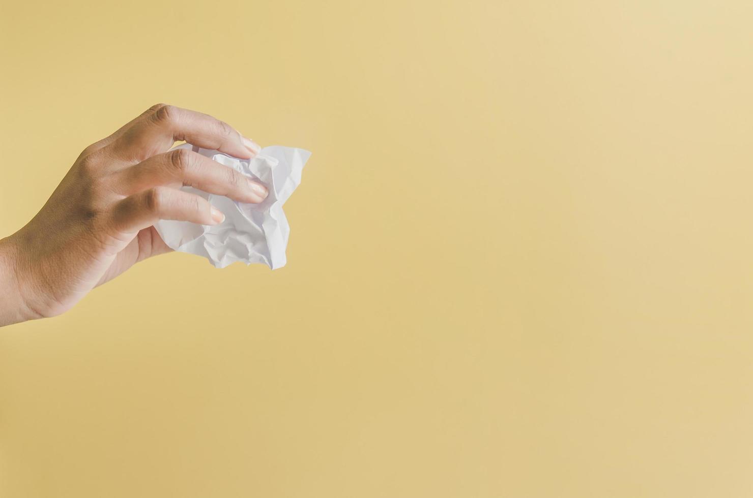 nenhuma ideia e conceito de falha, mão humana segurando papel amassado e lixo. foto