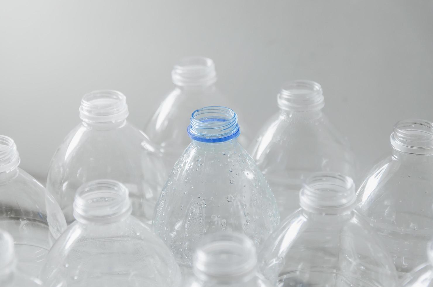 garrafas vazias para reciclar, campanha para reduzir o plástico e salvar o mundo. foto