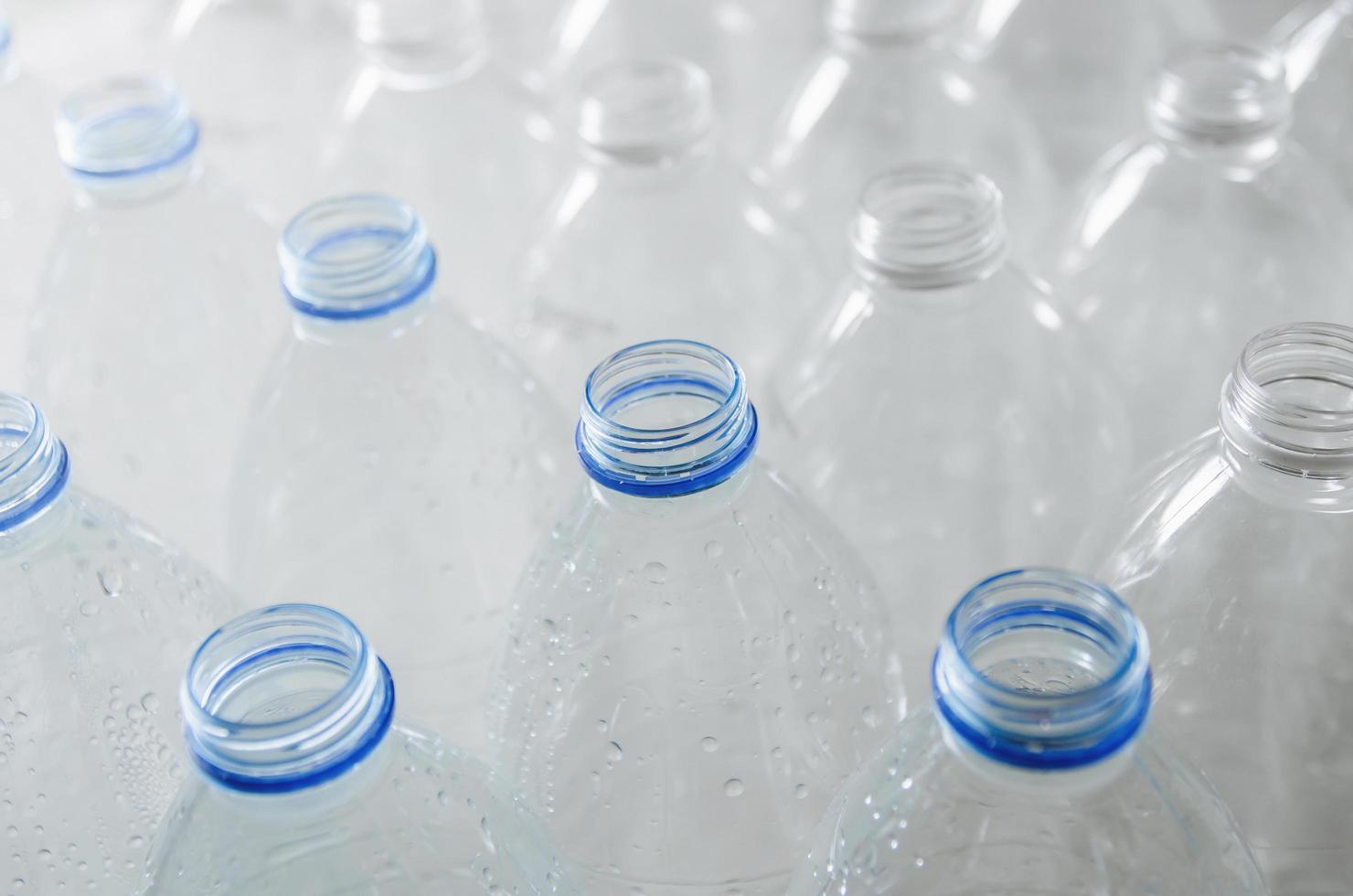garrafas vazias para reciclar, campanha para reduzir o plástico e salvar o mundo. foto