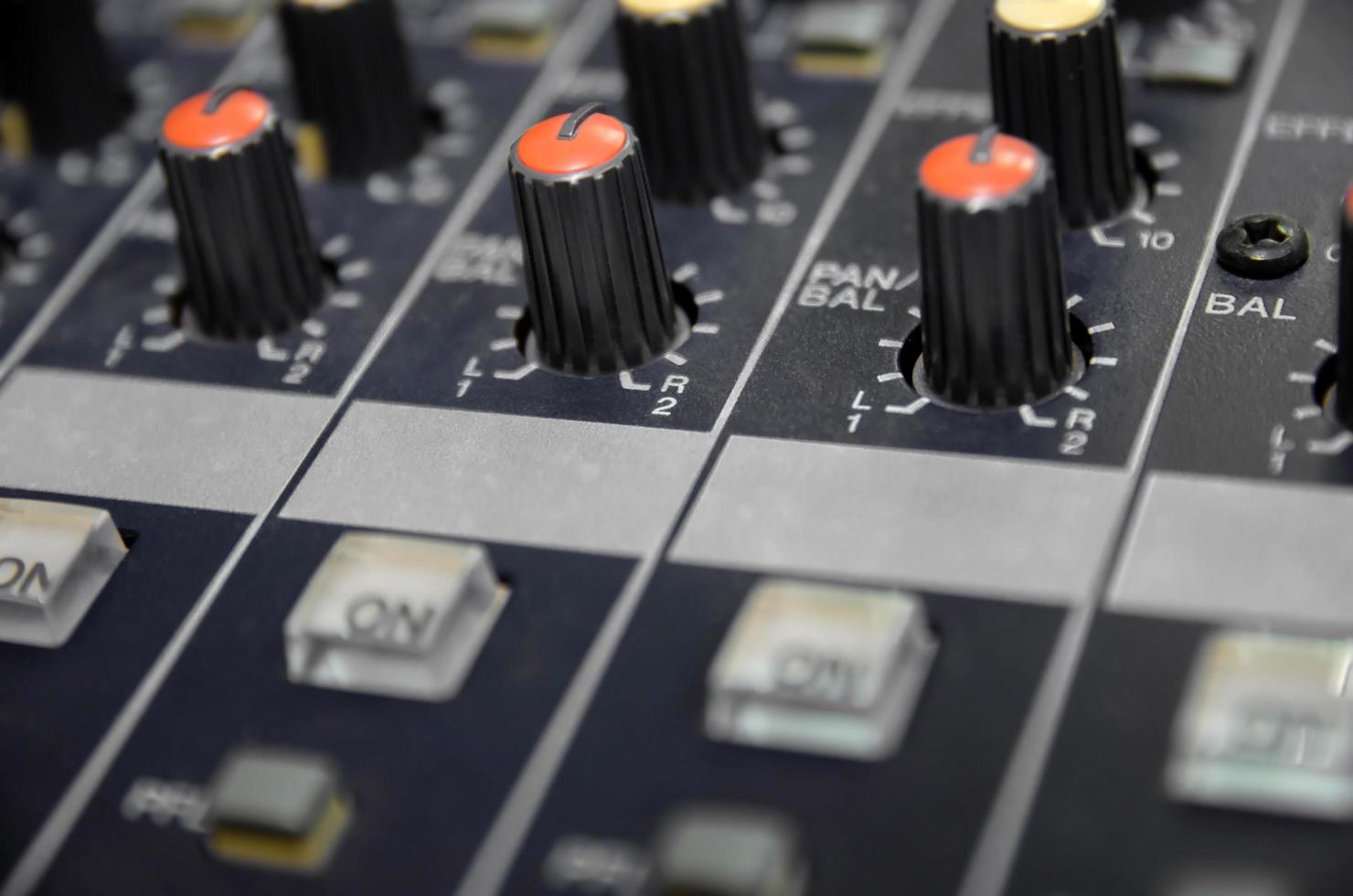 console de mixagem de áudio e mixagem de som com botões e controles deslizantes. foto