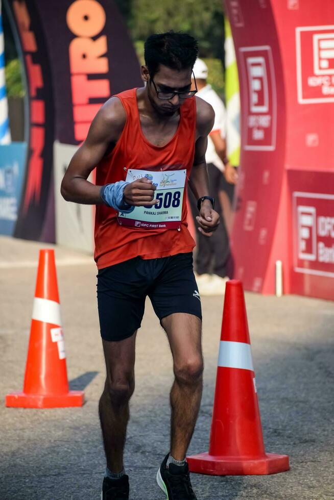 Novo Délhi, Índia - Julho 16 2023 - vedanta Délhi metade maratona raça depois de cobiçado dentro que maratona participantes sobre para Cruz a terminar linha, Délhi metade maratona 2022 foto