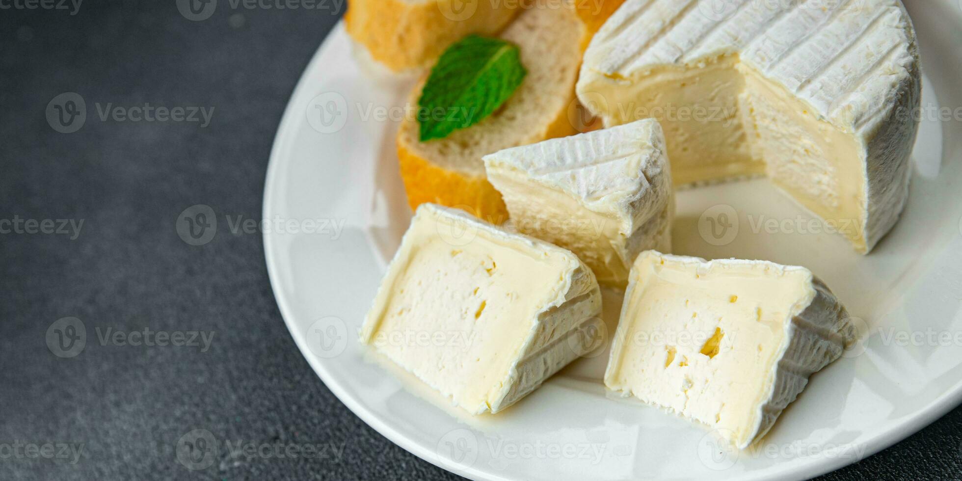 envelhecido país queijo suave queijo branco mofo cremoso gosto comendo cozinhando Aperitivo refeição Comida lanche em a mesa cópia de espaço Comida fundo rústico topo Visão foto