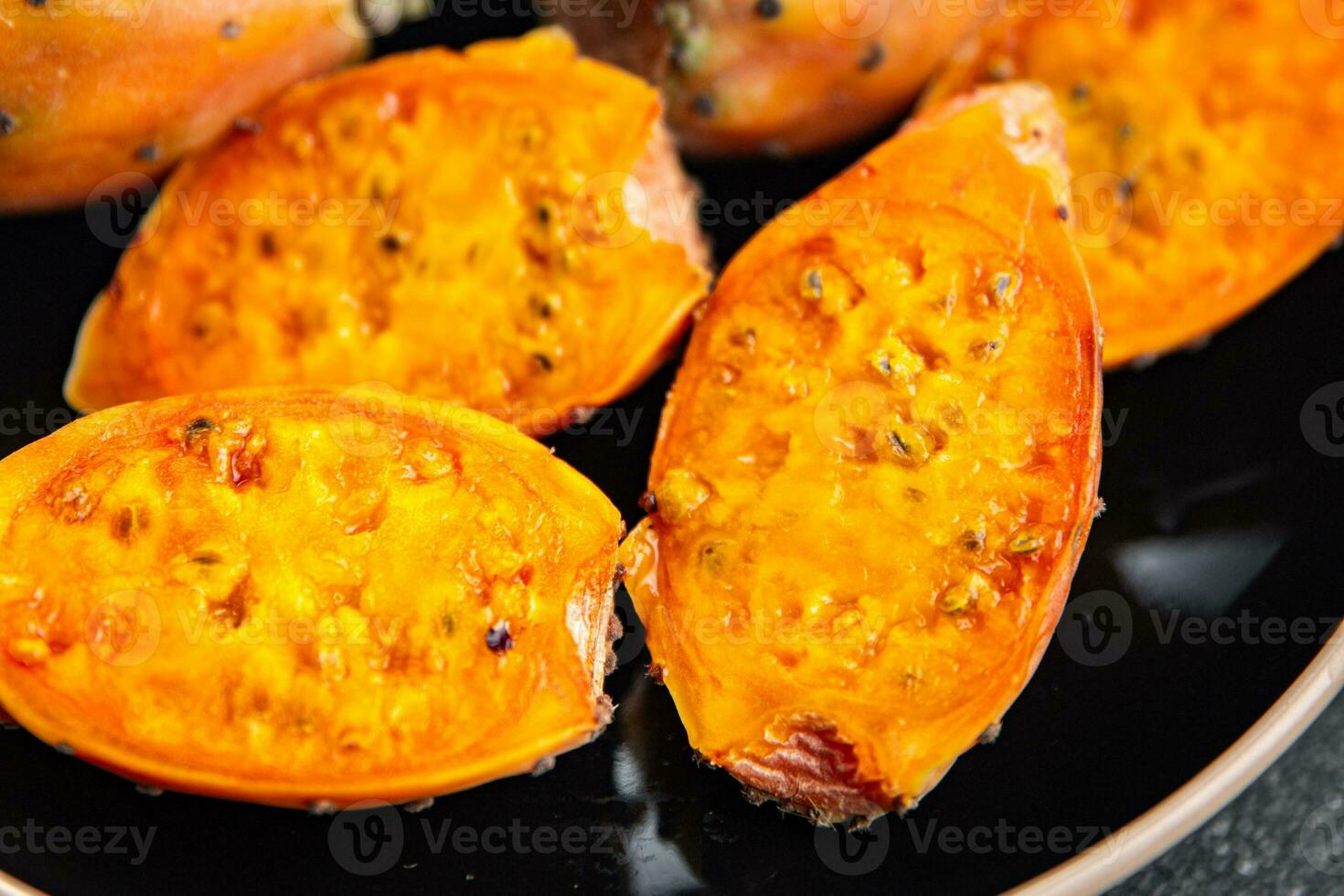 espinhoso pera exótico fresco fruta figuras de barbaridade saboroso Aperitivo refeição Comida lanche em a mesa foto