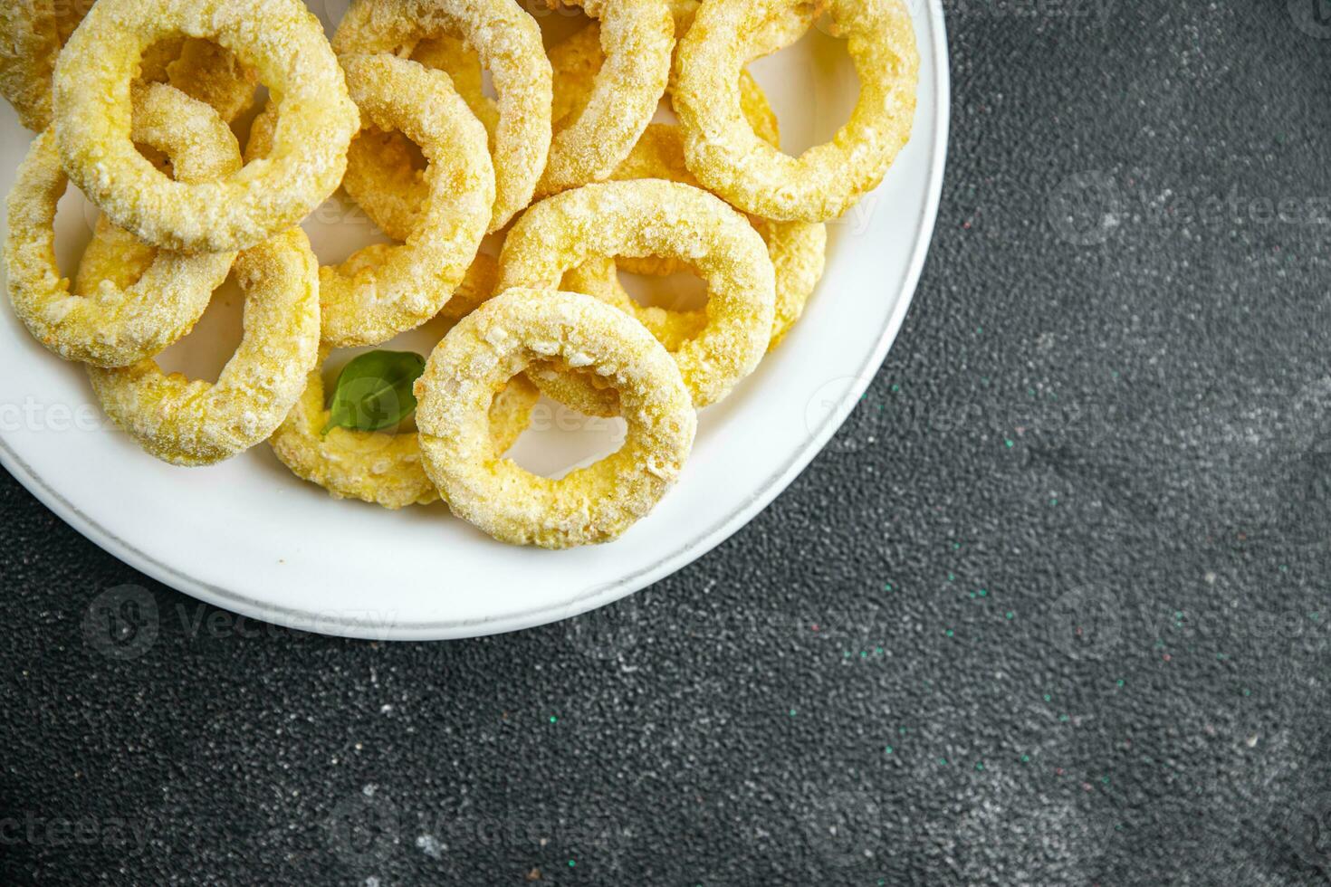 cebola argolas profundo frigideira tomate molho velozes Comida comendo cozinhando refeição Comida lanche em a mesa cópia de espaço Comida fundo rústico topo Visão foto