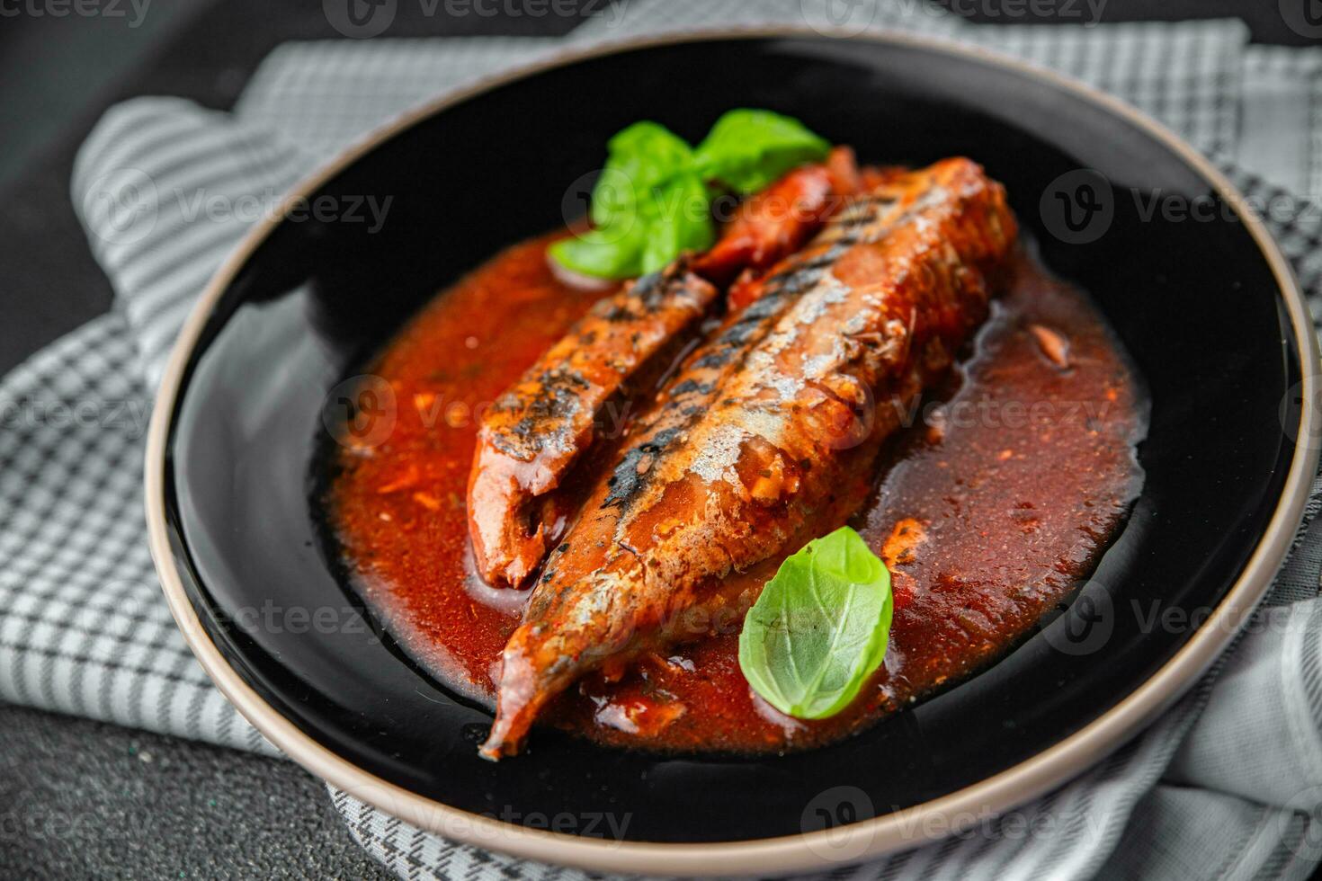cavalinha dentro tomate molho e manjericão fresco enlatado peixe delicioso frutos do mar saudável comendo cozinhando Aperitivo refeição Comida lanche em a mesa cópia de espaço foto
