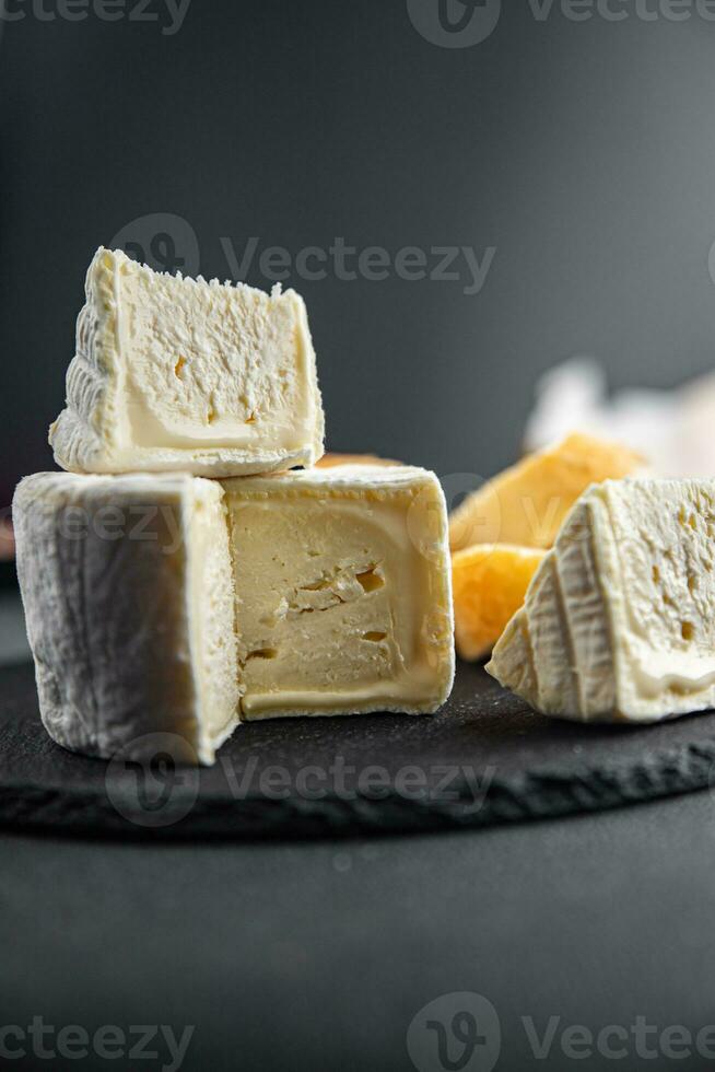 suave queijo dentro branco mofo delicioso cremoso gosto saudável comendo cozinhando Aperitivo refeição Comida lanche em a mesa cópia de espaço Comida fundo rústico topo Visão foto