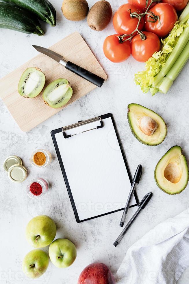 bloco de notas em branco e alimentos saudáveis vista de cima plana lay foto