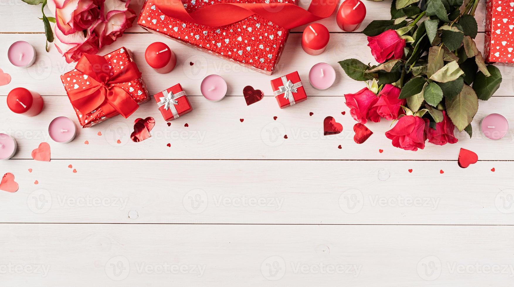 rosas vermelhas e decorações para o dia dos namorados, vista de cima foto
