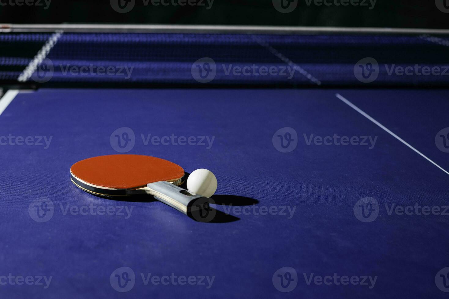 mesa tênis raquete em a azul ping pong mesa foto