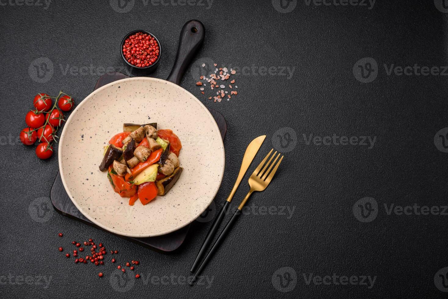 delicioso salada do grelhado legumes tomates, cogumelos, doce pimentas, beringelas foto