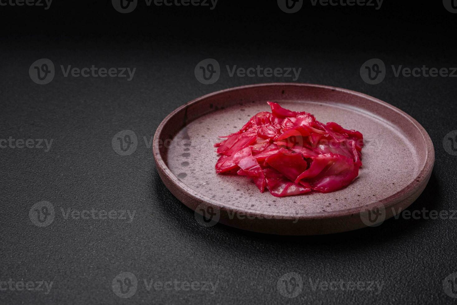 delicioso picante Rosa repolho fatiado e cozinhou dentro coreano estilo em uma cerâmico prato foto