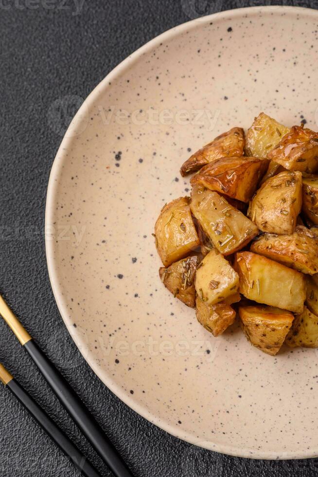 delicioso crocantes frito batata cunhas com sal, especiarias e ervas foto