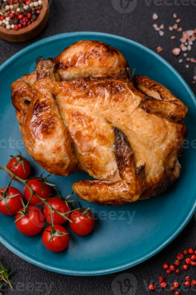 crocantes delicioso todo cozido frango com vegetais, sal e especiarias foto