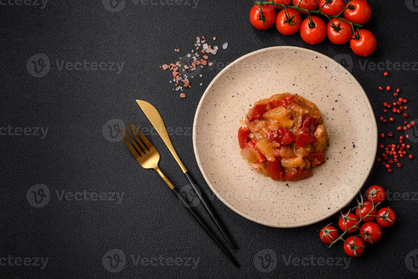 delicioso fresco salada com fatias do grelhado frango, abacaxi e doce Pimenta foto