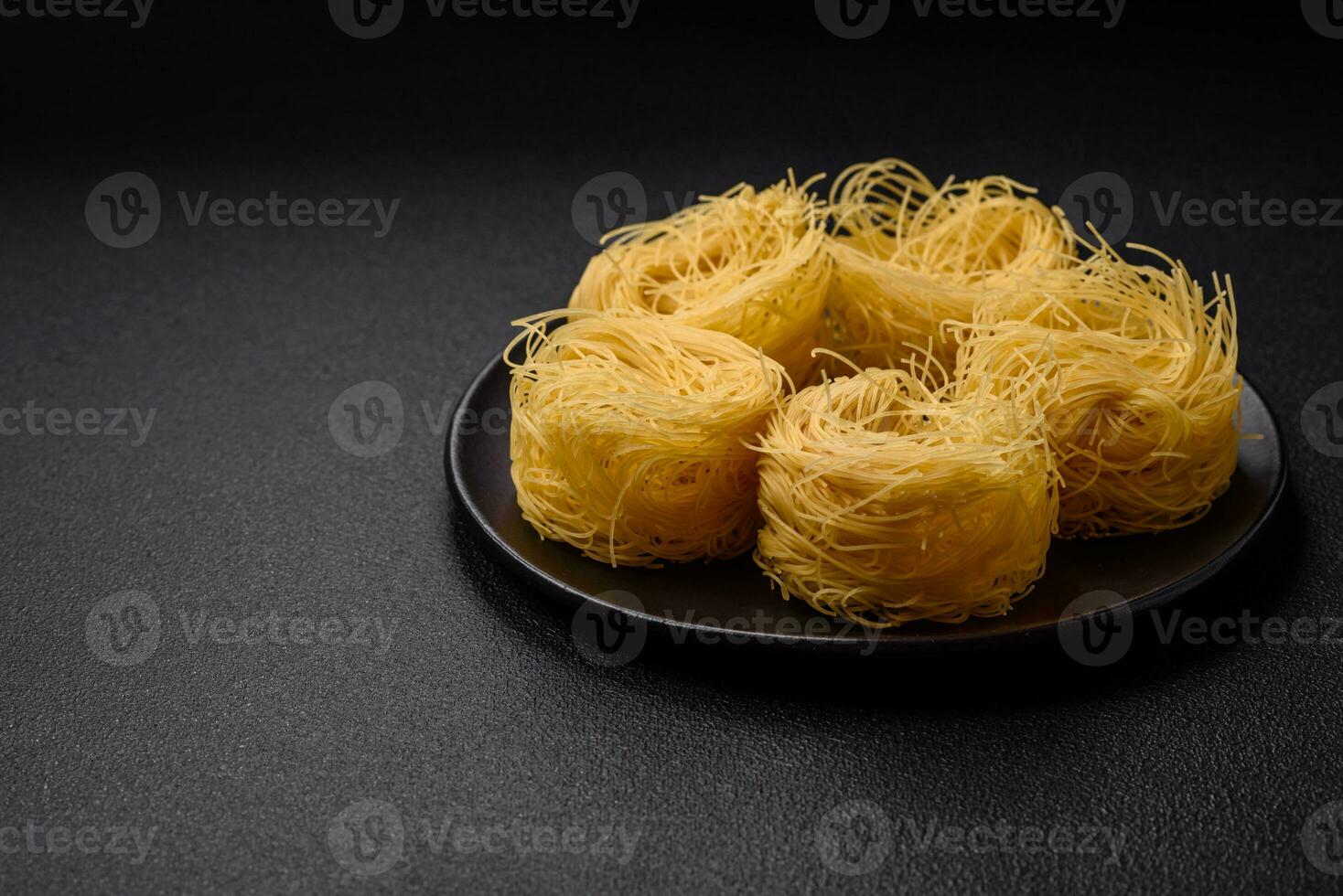 cru capellini massa ou Macarrão com sal e especiarias foto