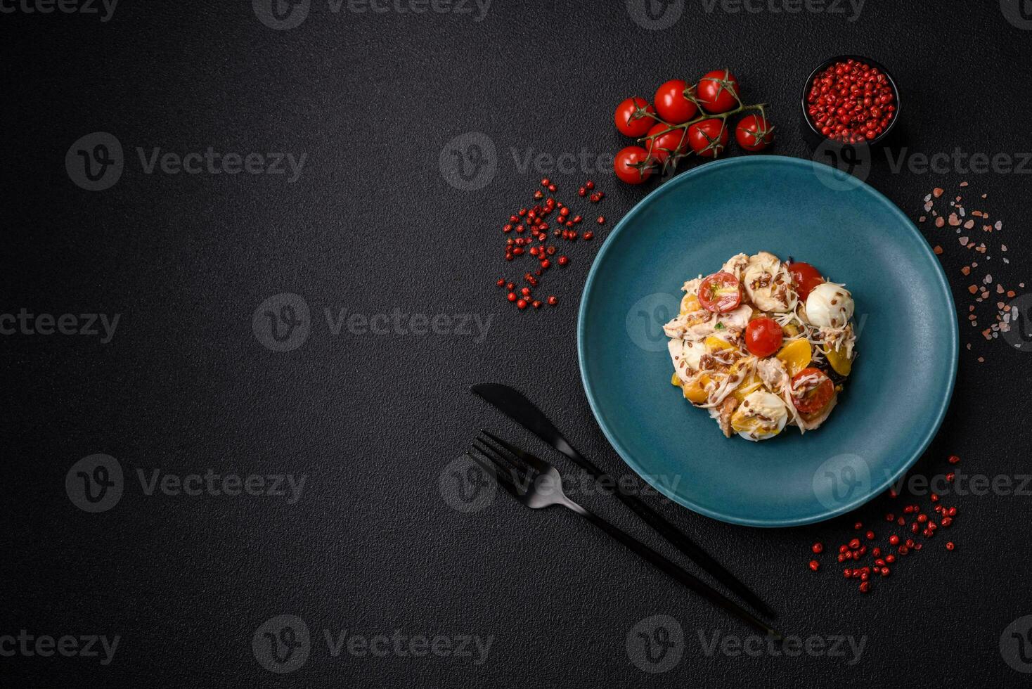 delicioso fresco salada com frango, Codorna ovos, cereja tomates, alface foto