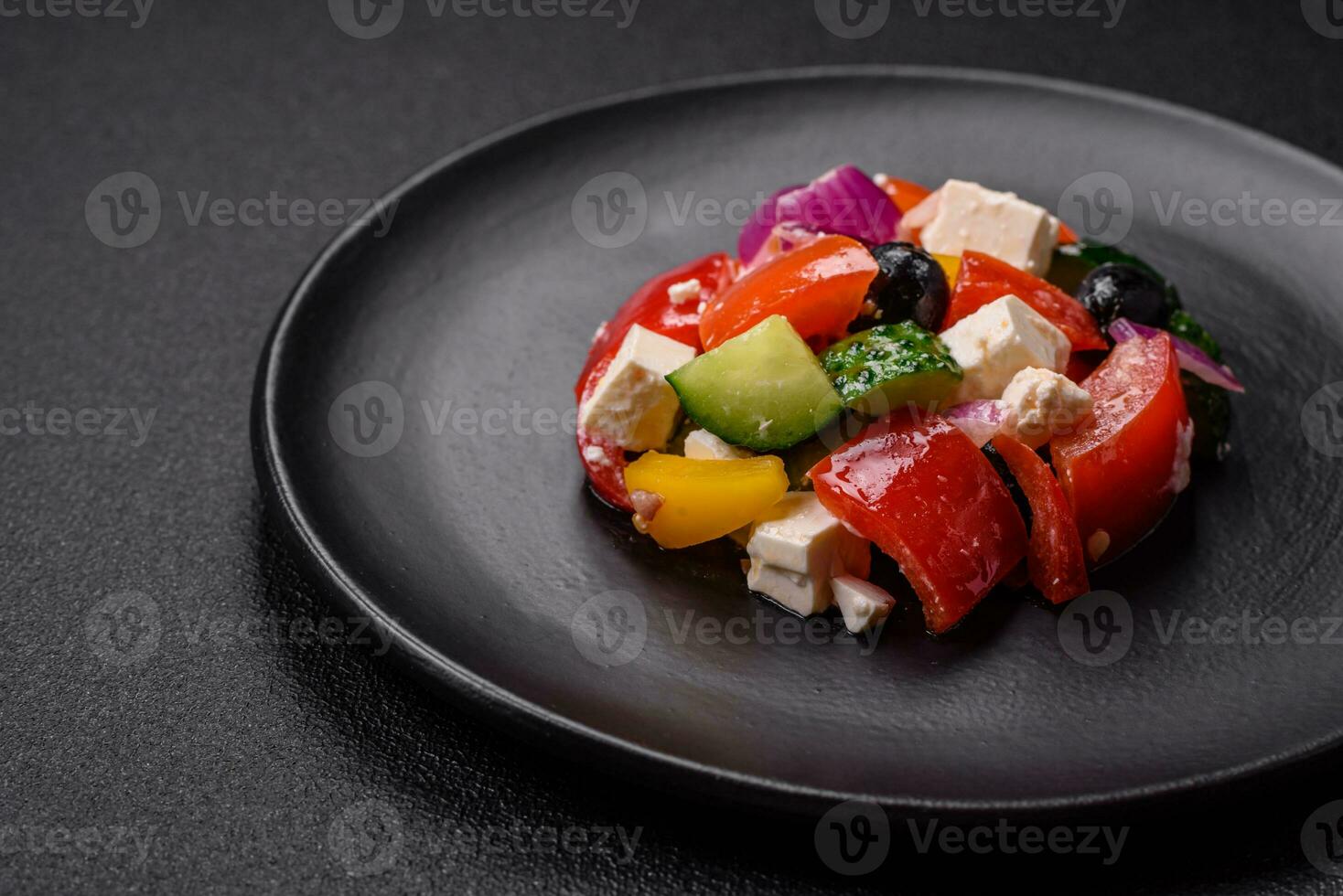 delicioso suculento grego salada com feta queijo, azeitonas, pepino e tomates foto
