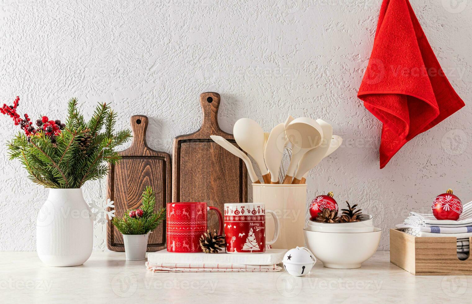 cozinha utensílios em uma Novo anos decorado bancada para a feriado com brilhante Novo anos decoração dentro tradicional vermelho e branco tons. frente olhar. foto