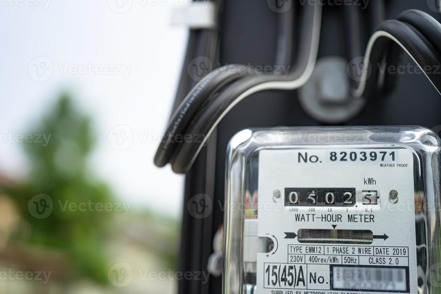 medidor de energia elétrica de medição para custo de energia em casa e no escritório. foto