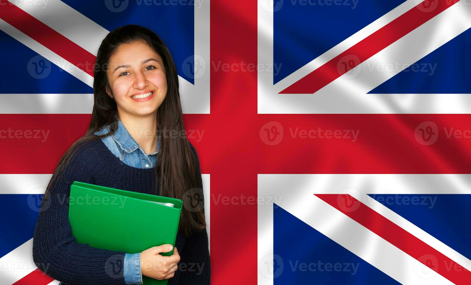 adolescente aluna sorridente sobre Inglês bandeira foto