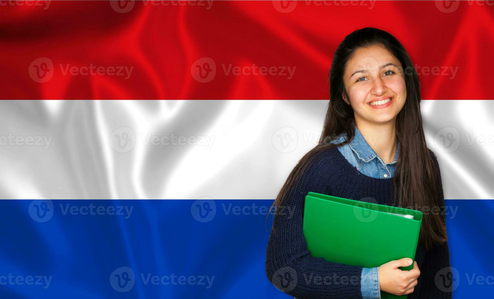 adolescente aluna sorridente sobre holandês bandeira foto