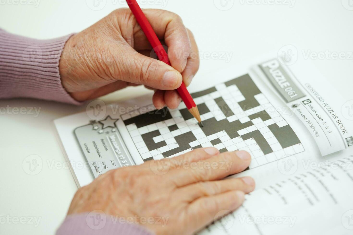 Bangkok, Tailândia - pode 15, 2022 idosos mulher jogando sudoku enigma jogos para tratamento demência prevenção e alzheimer doença. foto