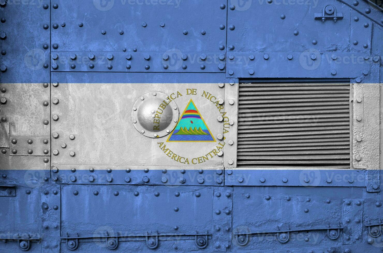 Nicarágua bandeira retratado em lado parte do militares blindado tanque fechar-se. exército forças conceptual fundo foto