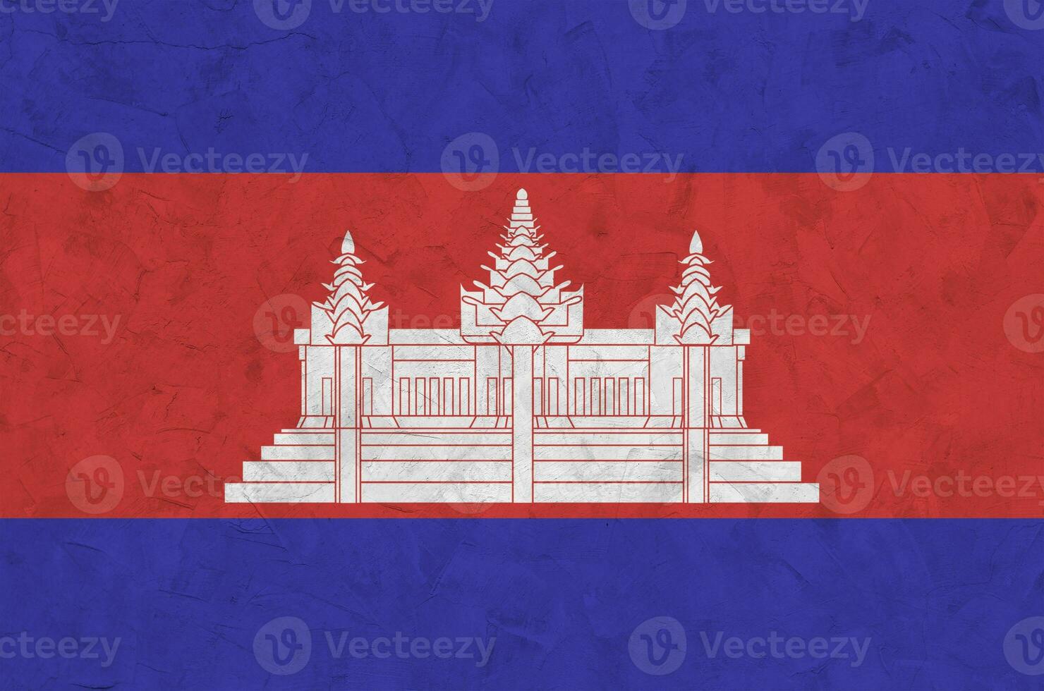 bandeira do camboja retratada em cores de tinta brilhantes na parede de reboco em relevo antigo. banner texturizado em fundo áspero foto