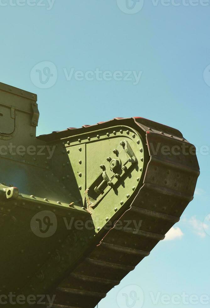 lagartas do tanque britânico verde do exército russo wrangel em kharkov contra o céu azul foto