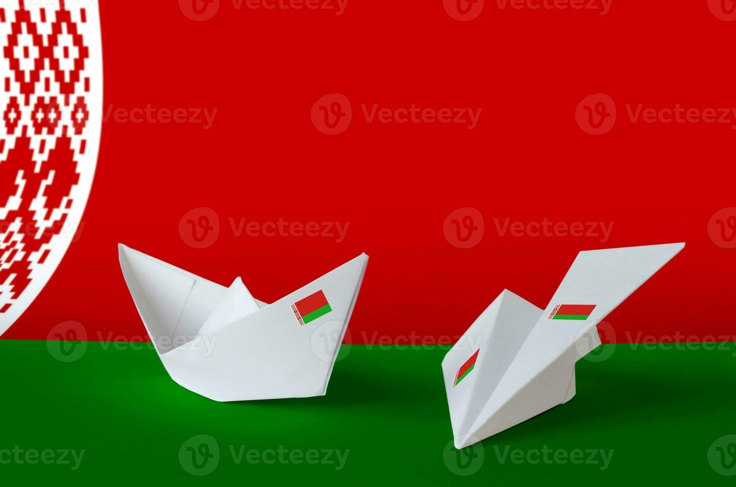 bielorrússia bandeira retratado em papel origami avião e barco. feito à mão artes conceito foto