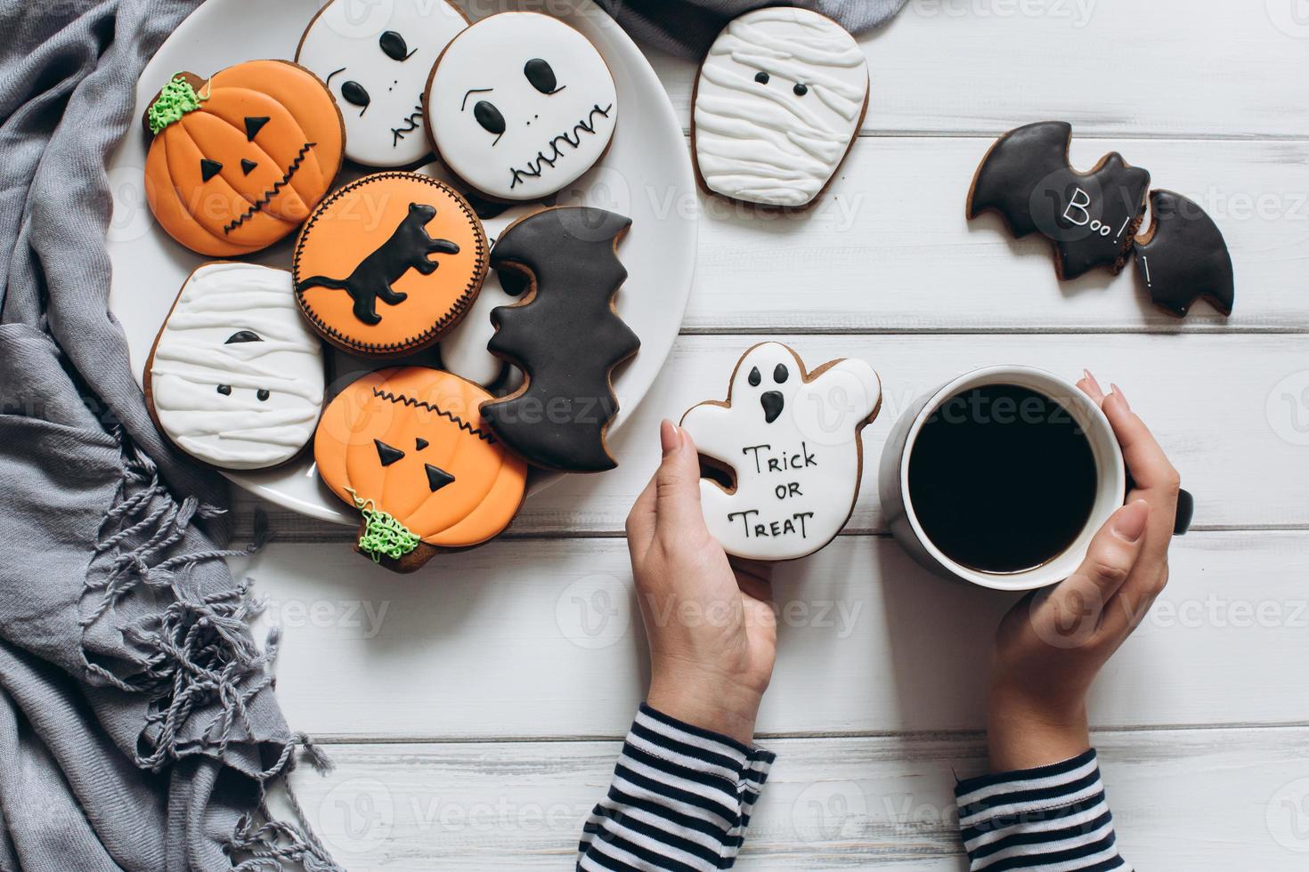 mulher se preparando para o halloween, bebendo café com pão de gengibre foto