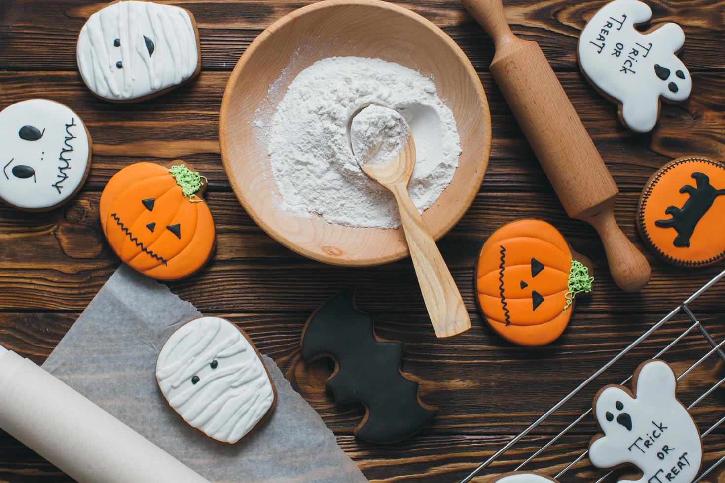 biscoitos de gengibre frescos de halloween na mesa de madeira. foto