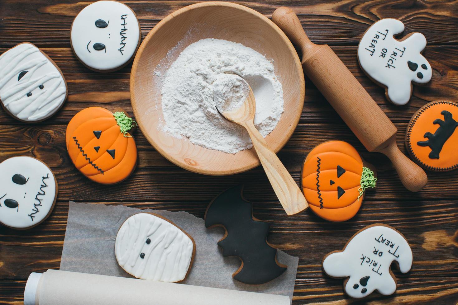 biscoitos de gengibre frescos de halloween na mesa de madeira. foto