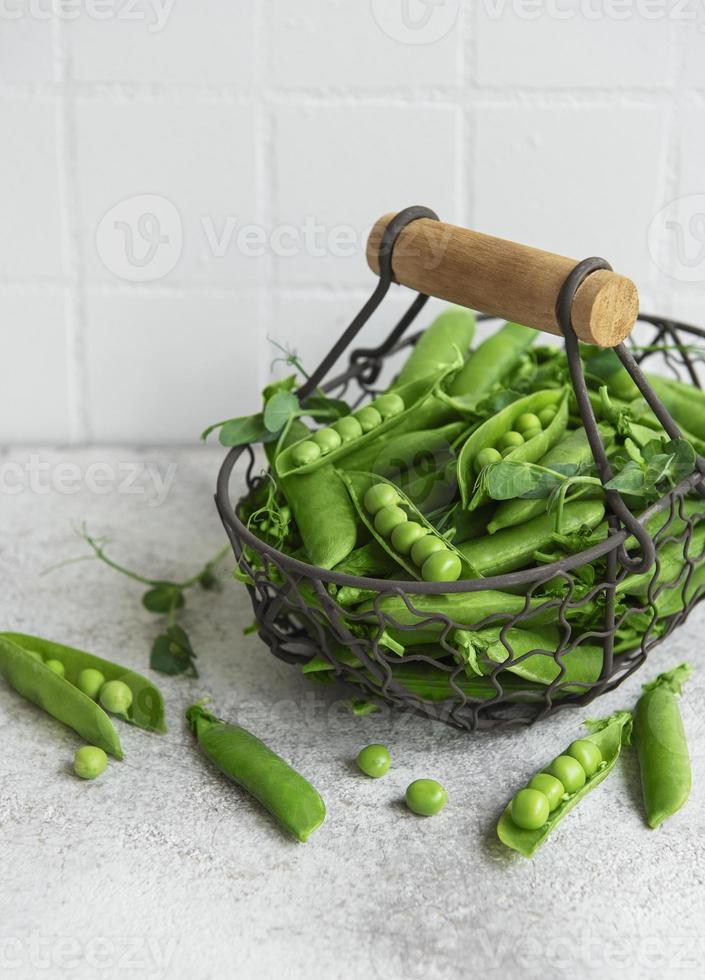 vagens de ervilhas verdes frescas e ervilhas verdes com brotos foto