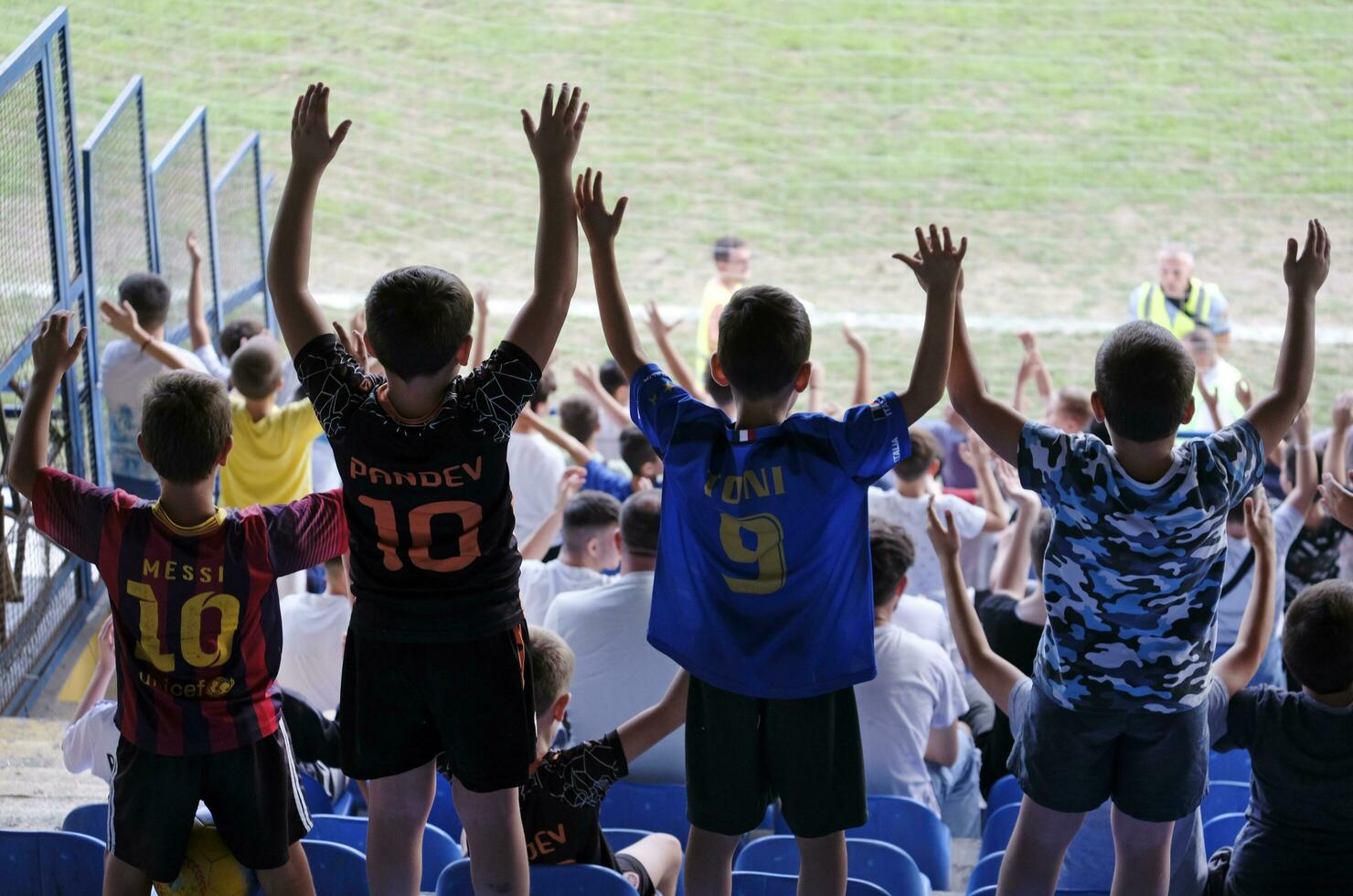 Escópia, norte Macedônia - 12 setembro 2023 - jovem futebol fãs dentro vários camisas do famoso jogadores de futebol Segue uma Combine dentro norte Macedônia foto