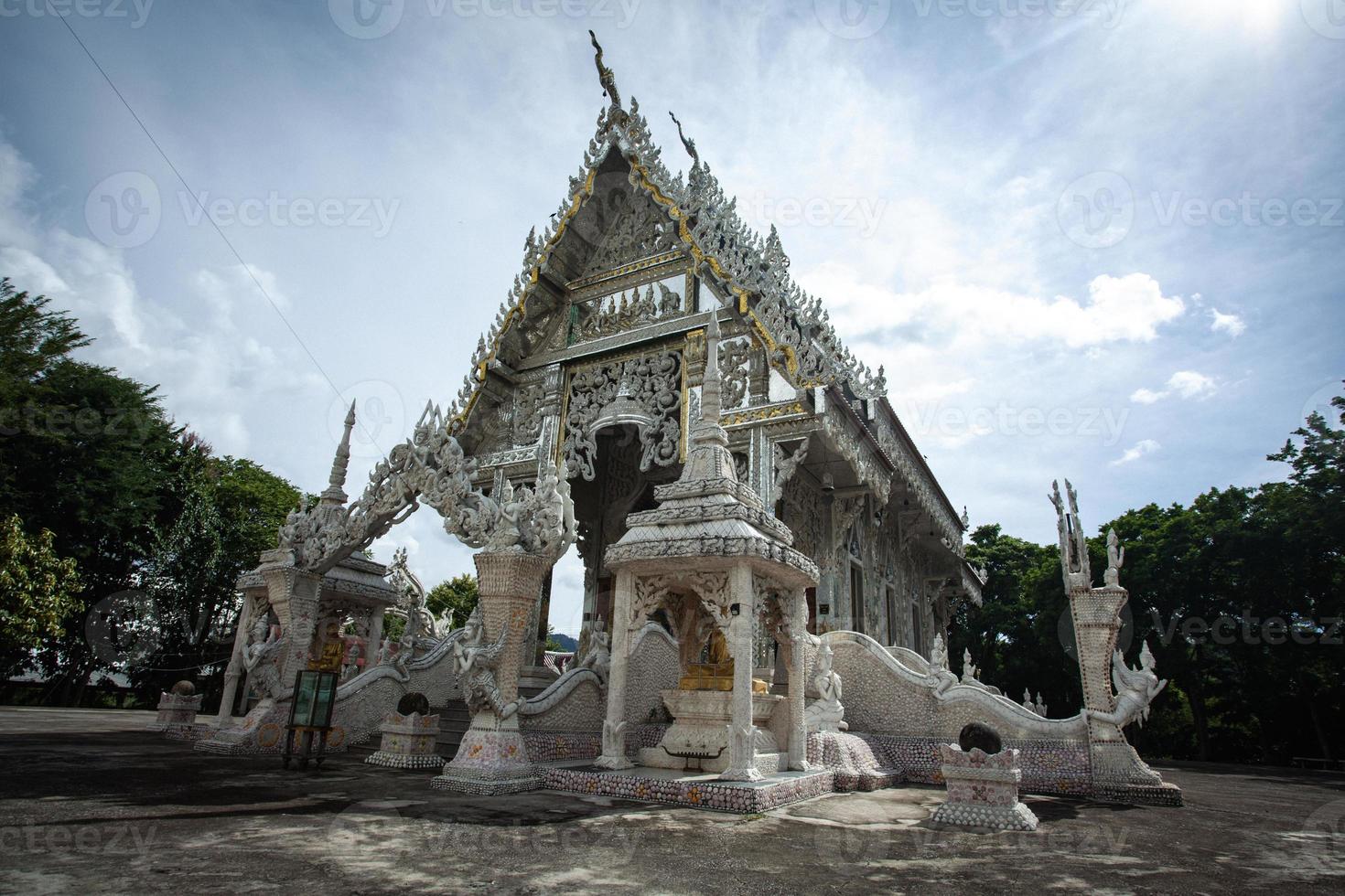mosteiro no distrito de Ban kha, província de Ratchaburi, Tailândia foto