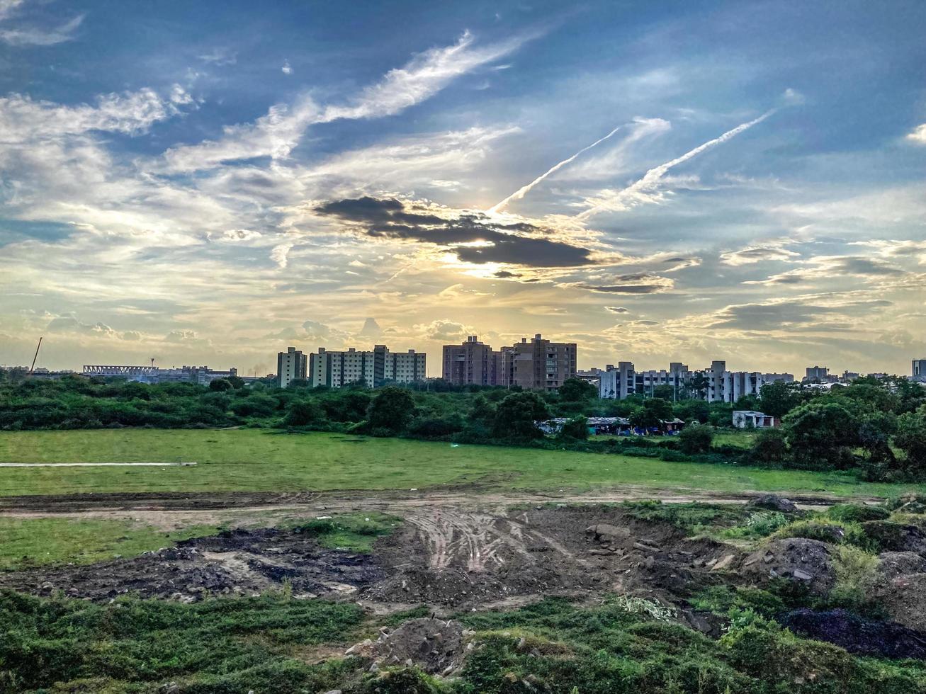 Horizonte da cidade de Ahmedabad sob céu nublado Índia foto