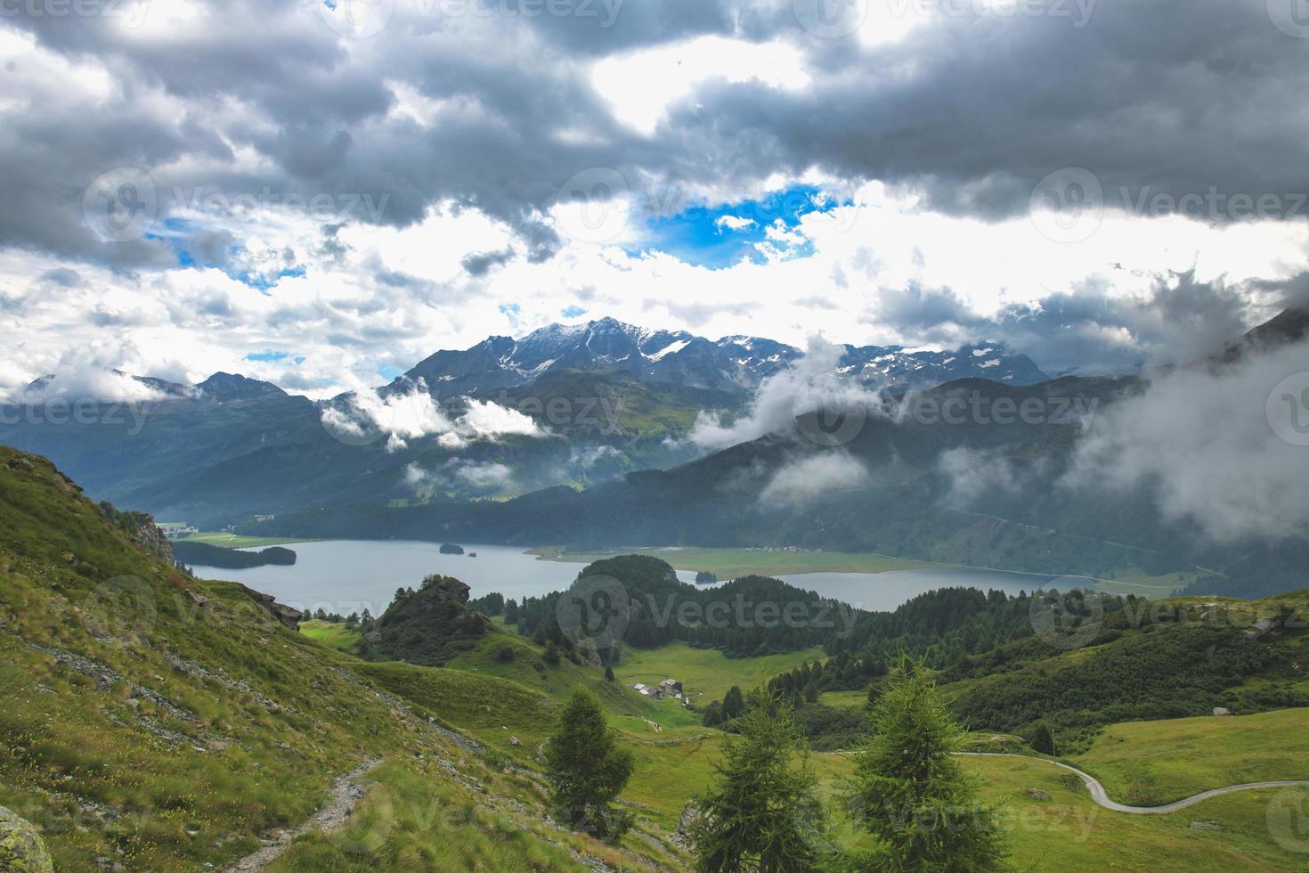 paisagem nos Alpes suíços antes de uma tempestade foto