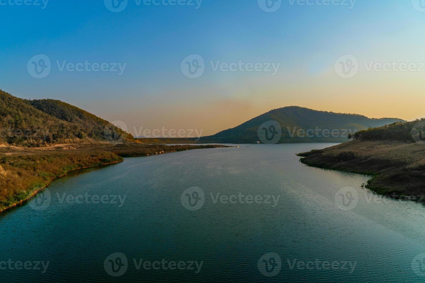 paisagem lago e montanha para férias e fim de semana prolongado foto