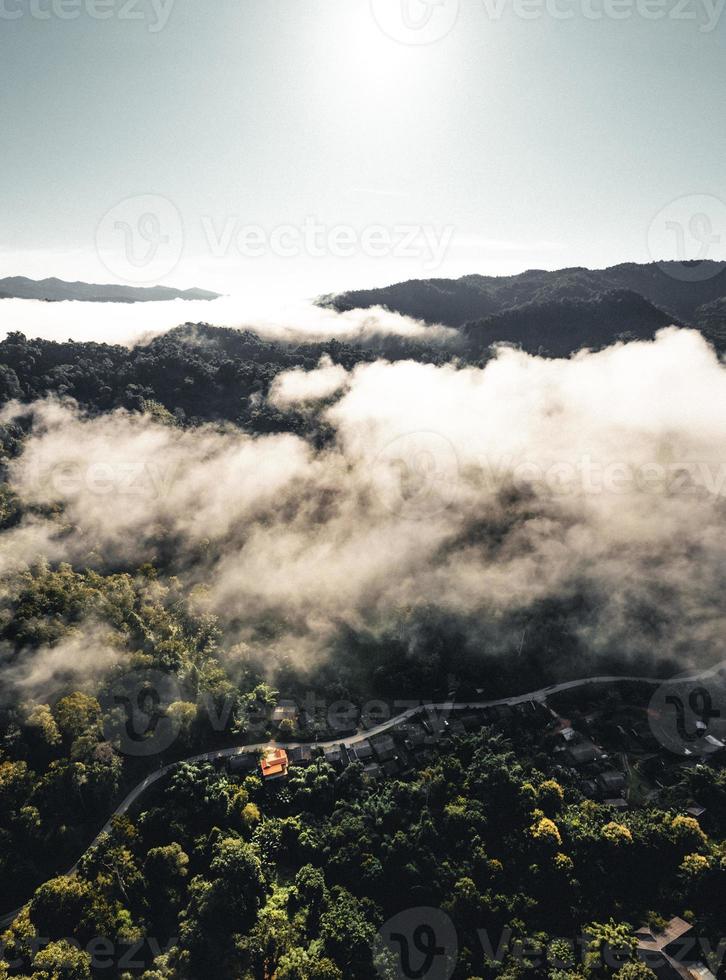 nevoeiro matinal nas montanhas vindo de cima foto