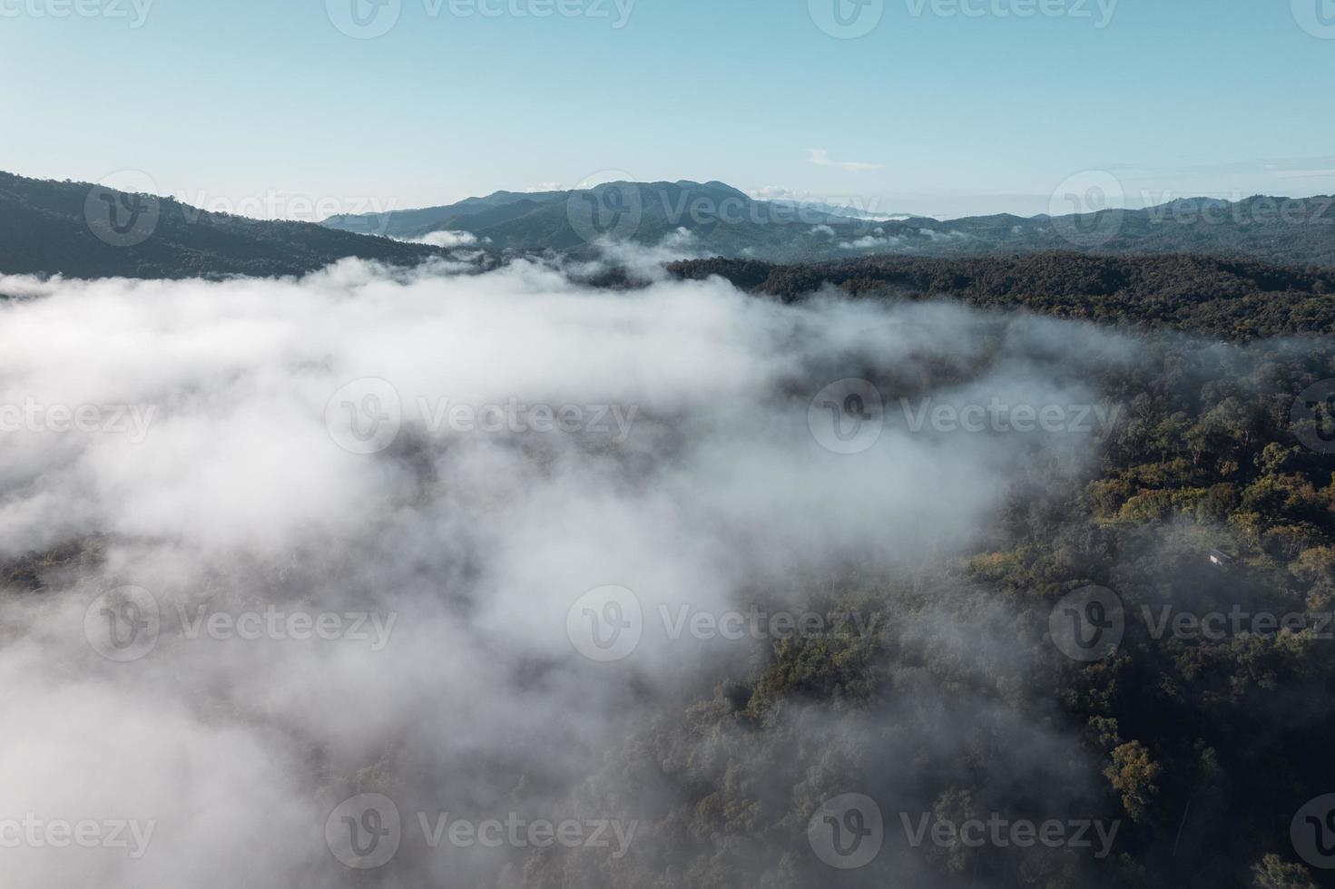 nevoeiro matinal nas montanhas vindo de cima foto