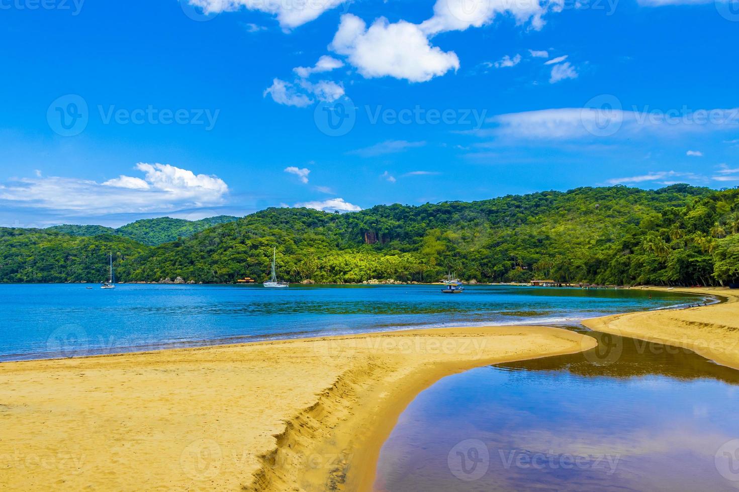 praia de manguezal e pouso na ilha tropical ilha grande brasil. foto