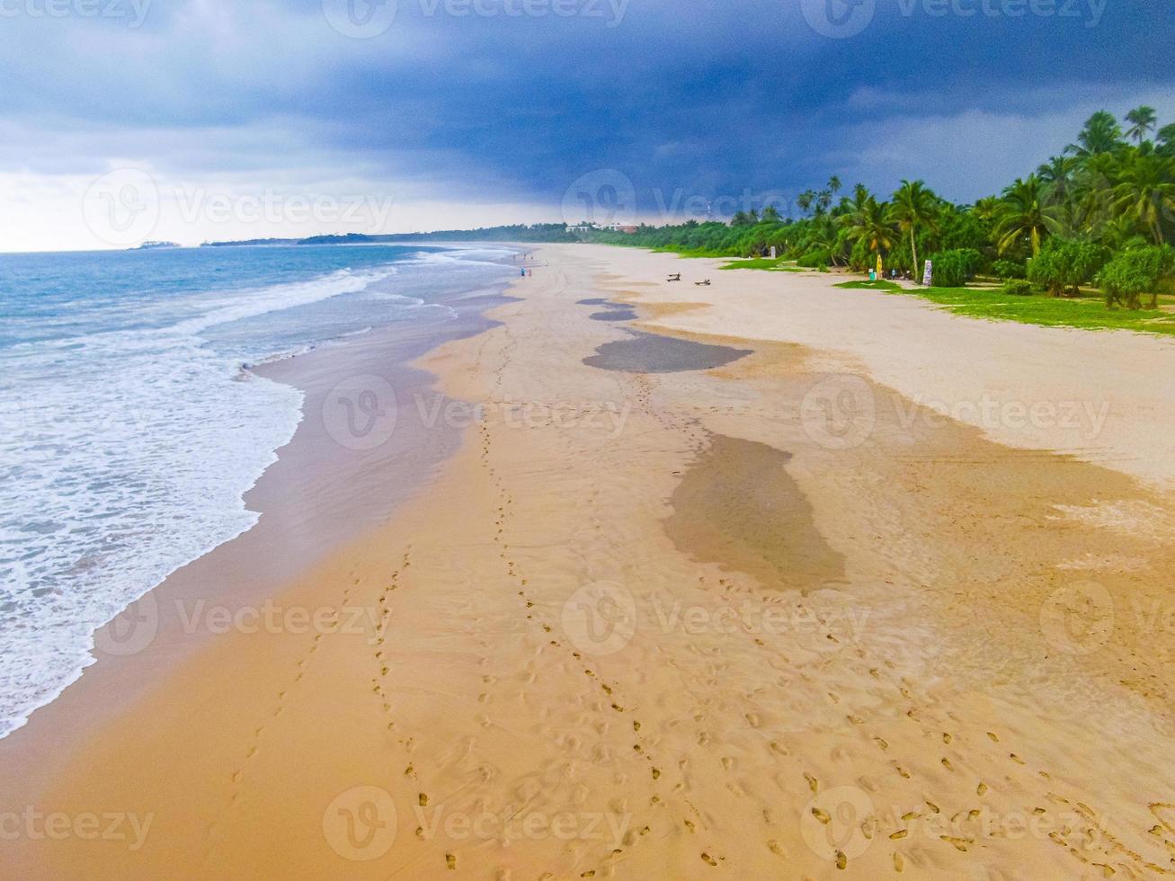 tempestade de nuvens escuras acima da paisagem panorama bentota beach sri lanka. foto