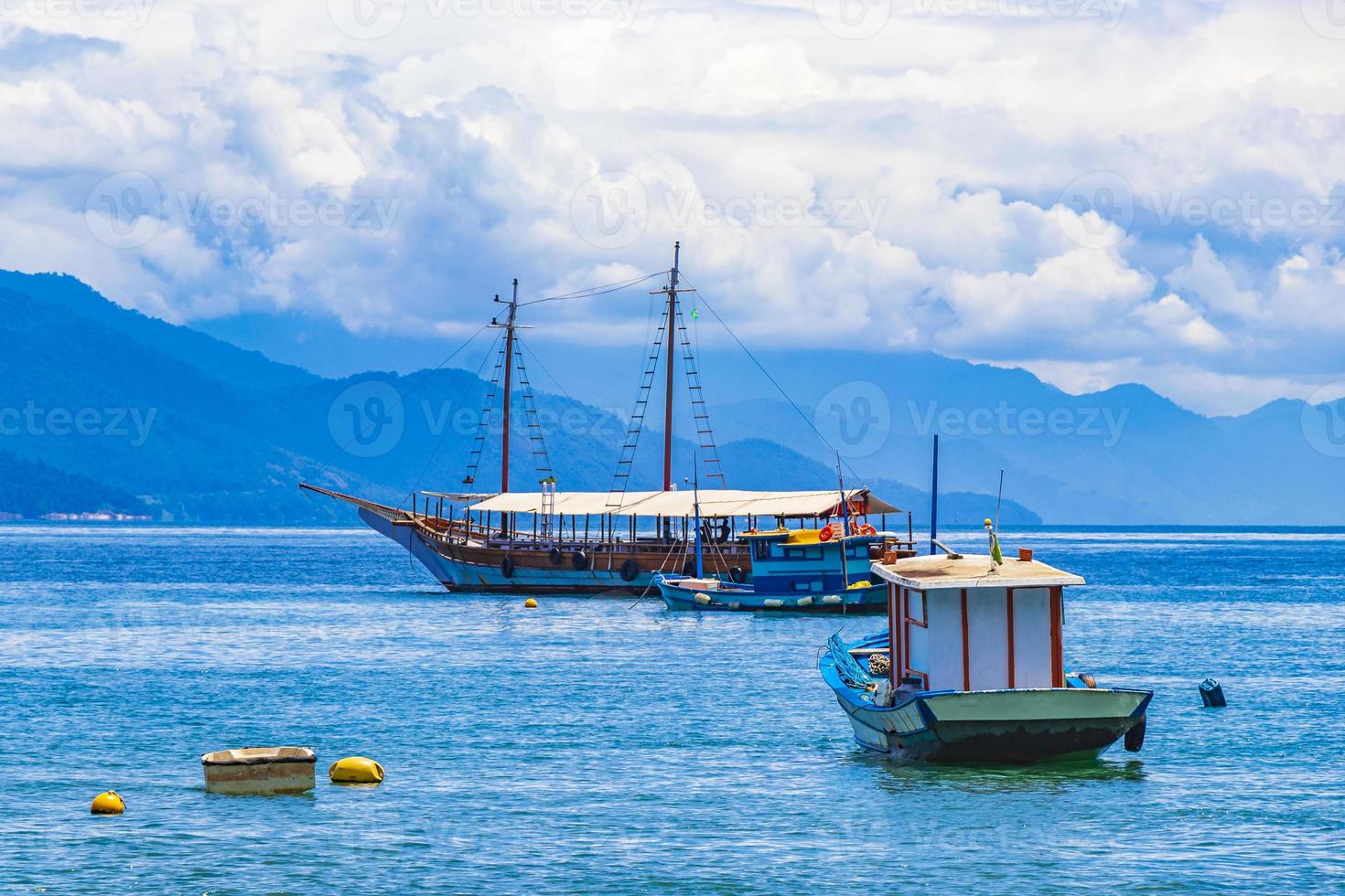 barcos barcos e passeios de barco abraao beach ilha grande brazil. foto